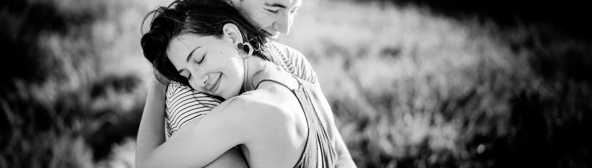 Couple enlacé dans les hautes herbes, en noir et blanc